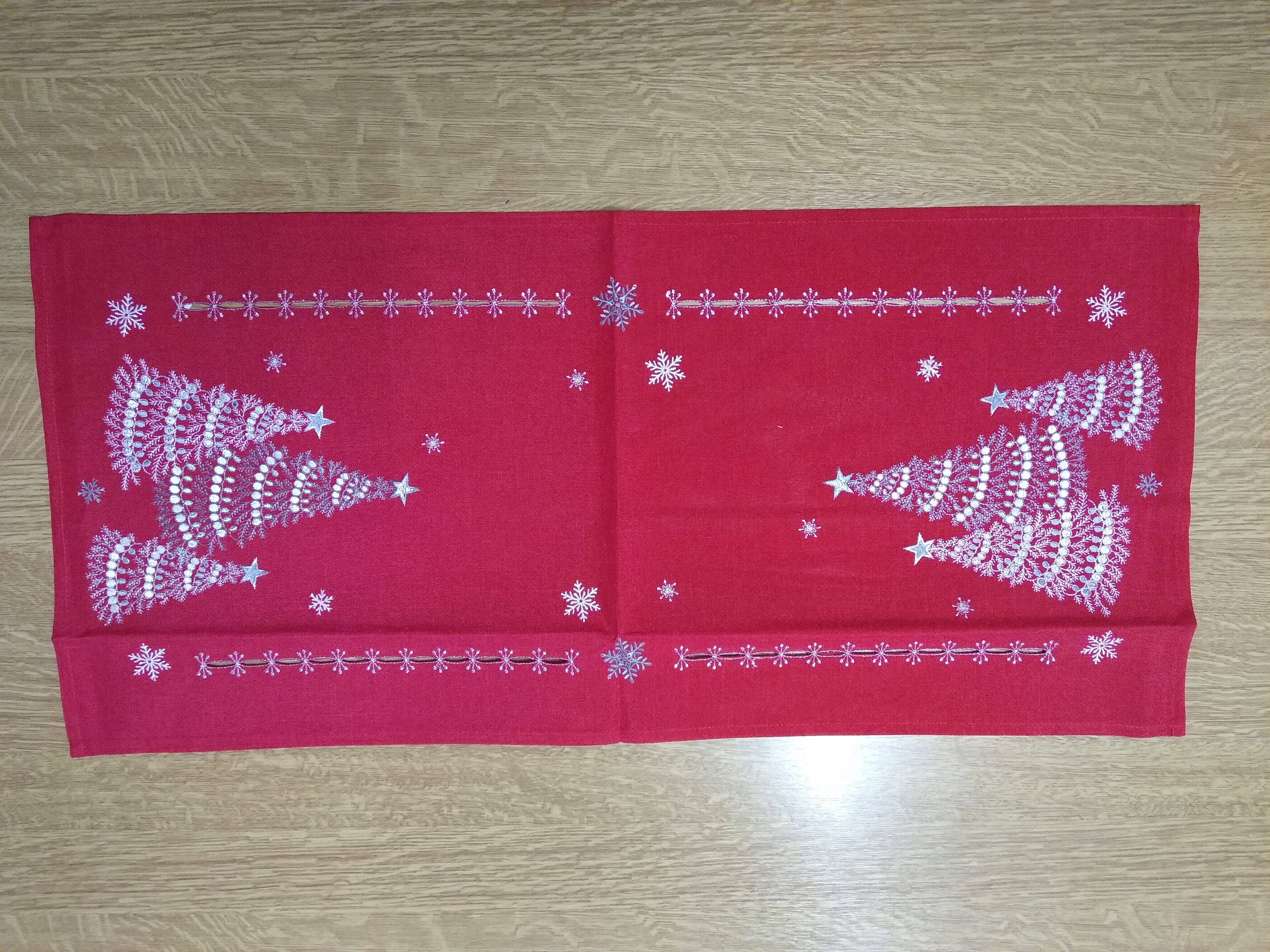 Červený konferenční ubrus se stromy 40x85cm