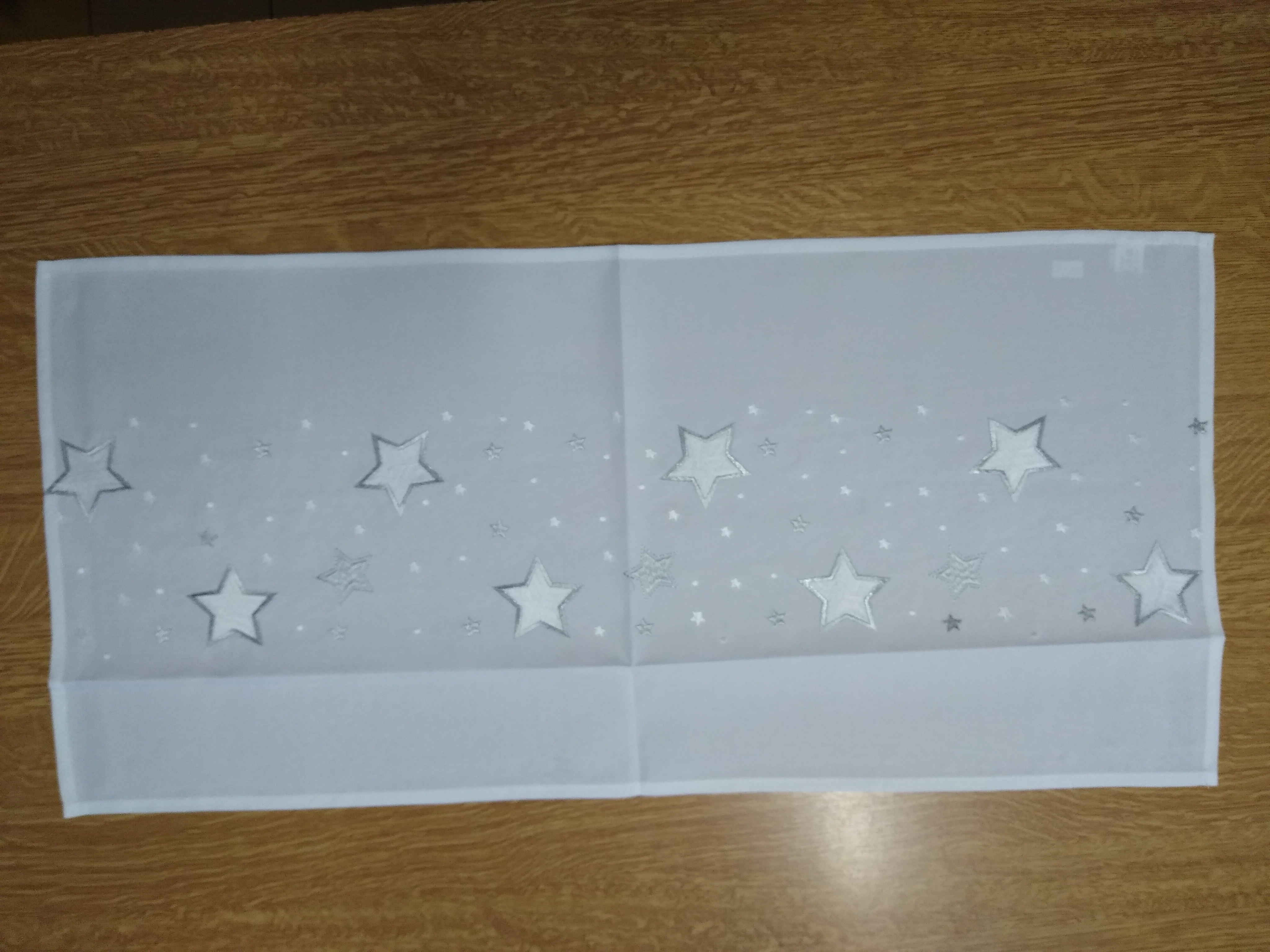Bílý konferenční ubrus 40x85cm, stříbrné hvězdy