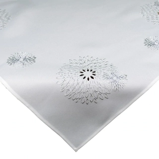 Ubrus bílý s kulatými vyšitými ornamenty